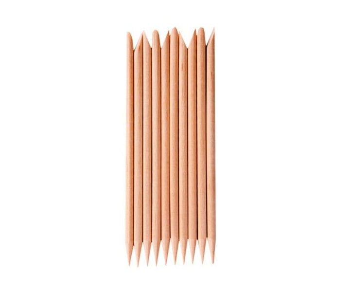 Zehn ordentlich angeordnete Holz-Nagelhautstäbchen mit spitzen Enden – ein unverzichtbares Werkzeug im UNIQ Nail Starter Kit: Komplettes Gel-Nagelset mit 80-W-UV/LED-Trockner von UNIQ, perfekt für die Vorbereitung der Nägel vor dem Aushärten unter Ihrer Lampe.