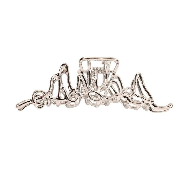 Die SOHO Asli Metal Hair Claw in Silber zeichnet sich durch ein modernes, abstraktes, wellenförmiges, offenes geometrisches Design aus, das vor einem schlichten weißen Hintergrund präsentiert wird.