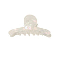 Die SOHO Haylen Hair Claw in Weiß verfügt über ein perlmuttfarbenes Marmor-Finish, eine abgerundete Oberseite und breite, gebogene Zinken – präsentiert vor einem schlichten weißen Hintergrund. Dieses SOHO-Accessoire verleiht Ihrer Frisur jeden Tag einen Hauch von Chic.