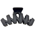 Die SOHO Just Hair Claw – Black von SOHO verfügt über fünf breite, gebogene Zinken für sicheren Halt und einen eleganten Stil und ist damit das perfekte Accessoire, um Ihr Haar in Form zu halten.