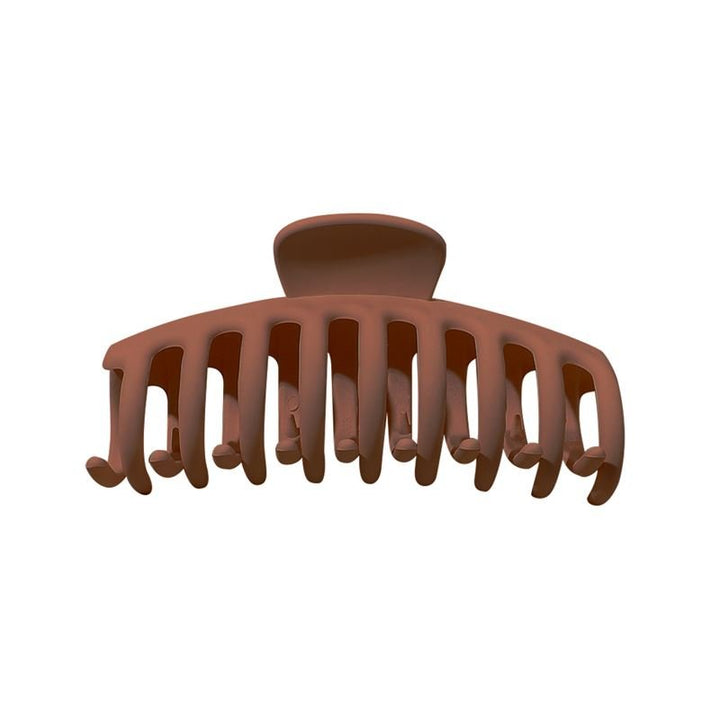 The SOHO Kana Hair Claw in Bark Brown, by SOHO, is a plastic hair clip with curved interlocking teeth for a strong grip. Shown from the front on a white background, it’s suitable for all hair types.