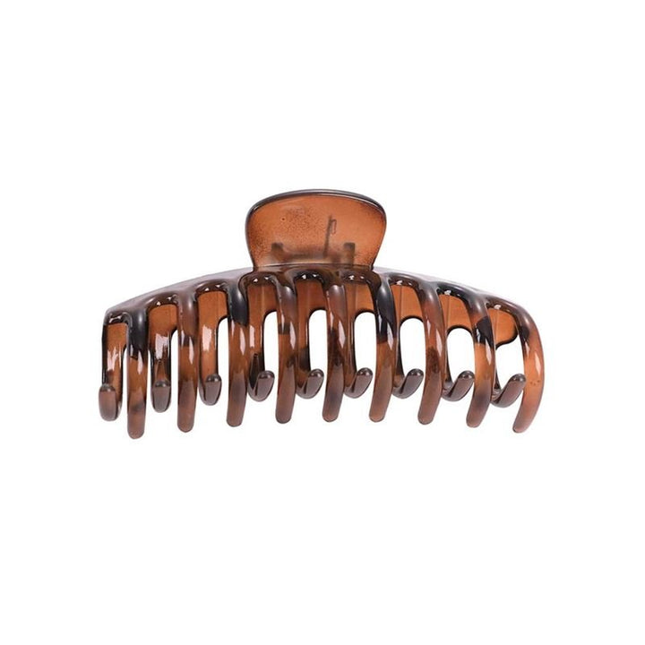 Die SOHO Kana Hair Claw – Tortoise ist eine große braune Kunststoffklammer von SOHO mit gebogenen Zinken und einem Federscharnier, die einen starken Halt für alle Haartypen bietet und Ihr Haar sicher und an Ort und Stelle hält.
