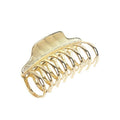 Die SOHO London Metal Hair Claw in Gold verfügt über eine strukturierte Oberseite und gebogene, ineinandergreifende Zinken, die einen sicheren Halt bieten. Als Teil der stilvollen Metall-Haarklammer-Kollektion von SOHO ist sie ein unverzichtbares Haaraccessoire.
