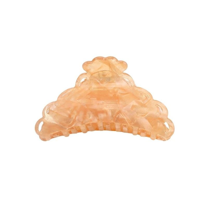 Die SOHO Naomi Hair Claw – Sunshine von SOHO ist eine pfirsichfarbene, halbtransparente Klammer mit gewelltem Design und ineinandergreifenden Zähnen – ideal, um Ihre Frisur zu fixieren.