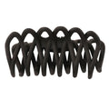 Die SOHO Olive Hair Claw – Black von SOHO verfügt über ineinandergreifende, gebogene Zinken für einen sanften Halt und ist ideal für alle Haartypen. Mattschwarze Oberfläche. Abgebildet von der Seite vor weißem Hintergrund.
