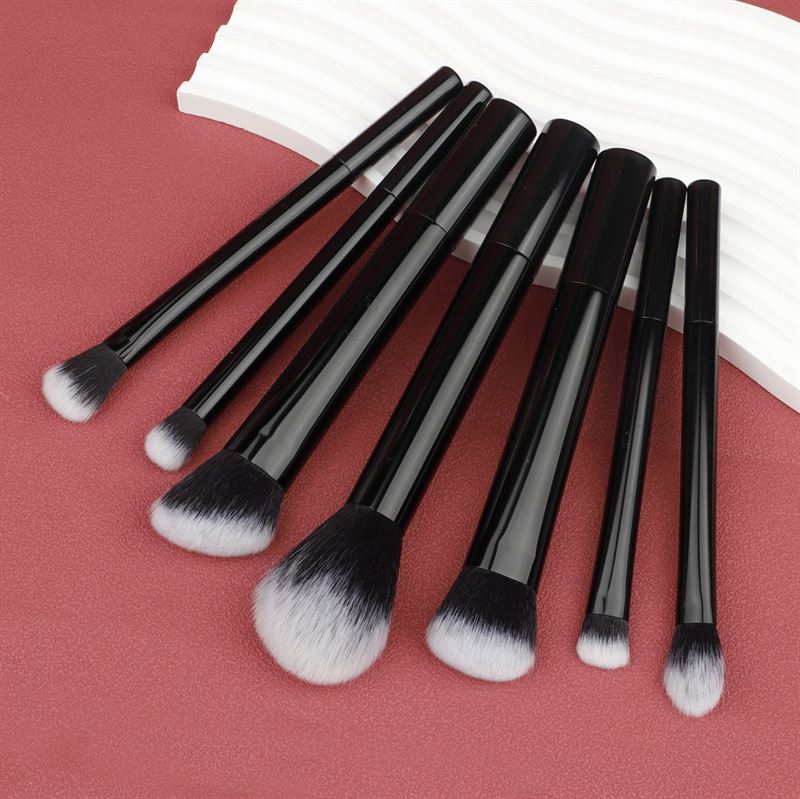 Technique PRO Chic Makeup Brush Set, 7 pcs - Black - 