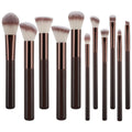 Das Technique PRO Chocolate Bronze Makeup Brush Set umfasst 11 professionelle Pinsel mit dunkelbraunen Griffen und roségoldenen Zwingen, die verschiedene Pinselkopfformen aufweisen – wie beispielsweise einen Foundation-Pinsel – und aufrecht vor einem weißen Hintergrund präsentiert werden.