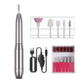 Das UNIQ Compact Electric Nail File Kit enthält eine tragbare metallische E-Feile in Stiftform, mehrere Bohrer, Schleifbänder, ein USB-Ladekabel und einen Steuerschalter – perfekt für Maniküre und Pediküre in Salonqualität zu Hause.