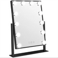 Der UNIQ New York Mega Makeup Mirror von UNIQ verfügt über einen schwarzen rechteckigen Rahmen, zwölf runde LED-Lampen, einen schwarzen Ständer und drei Touch-Tasten unten in der Mitte.
